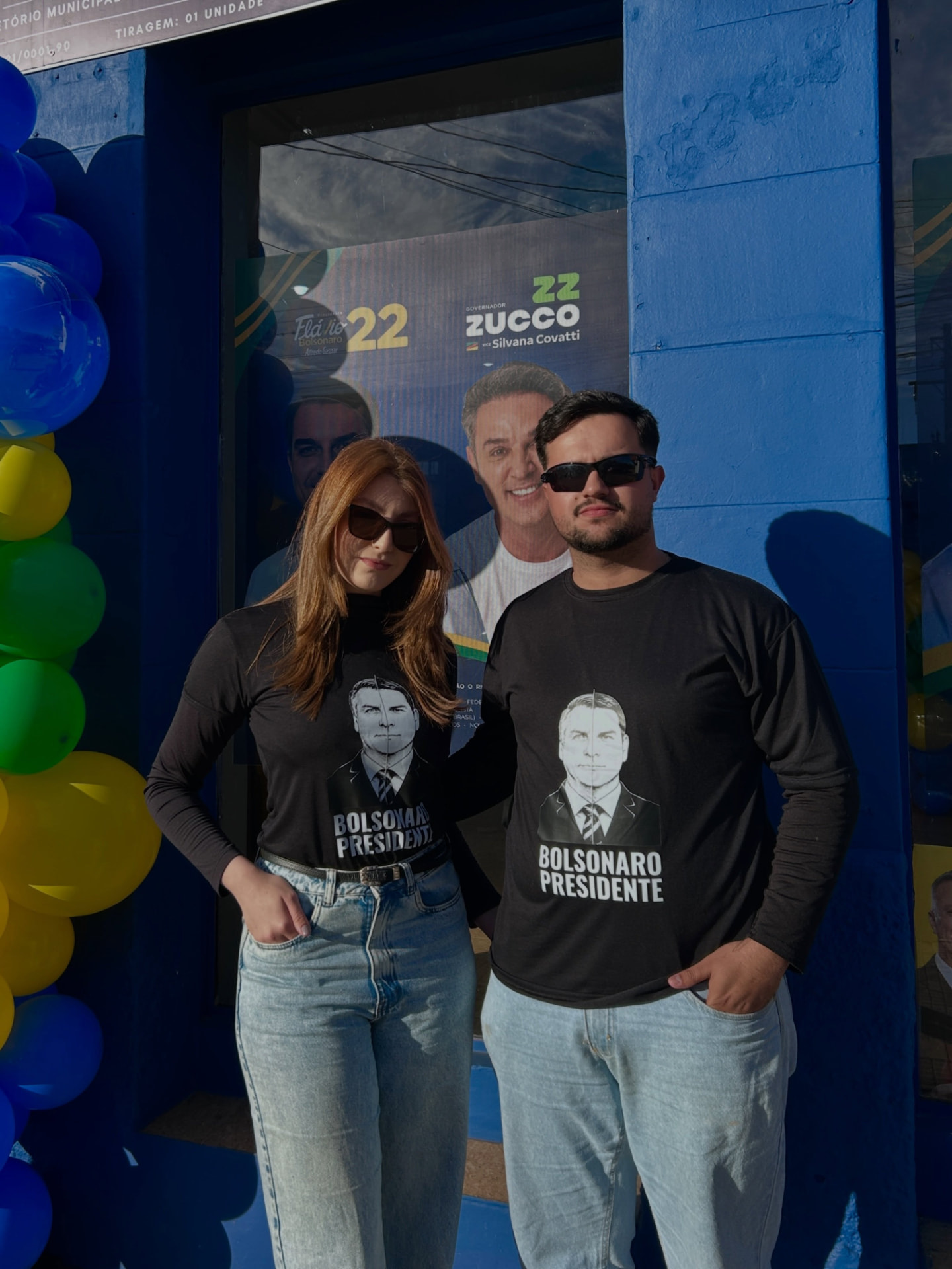 Duas pessoas vestindo camisetas pretas estampadas pela Hanngar